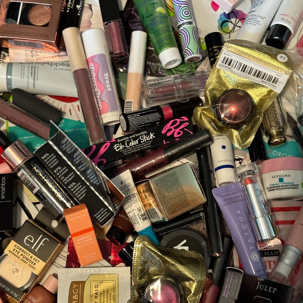 XL MYSTERY Beauty ITEMS + Makeup Bag GET 10 PIECES of GWP, Full & Sample Sizes - Picture 2 of 8